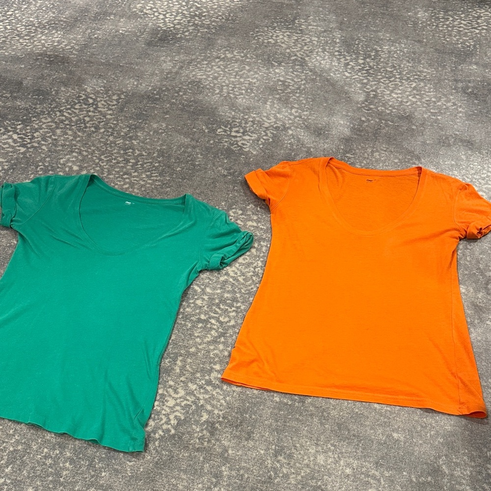 GAP Green and Orange Deep v neck T-Shirts sizeXS